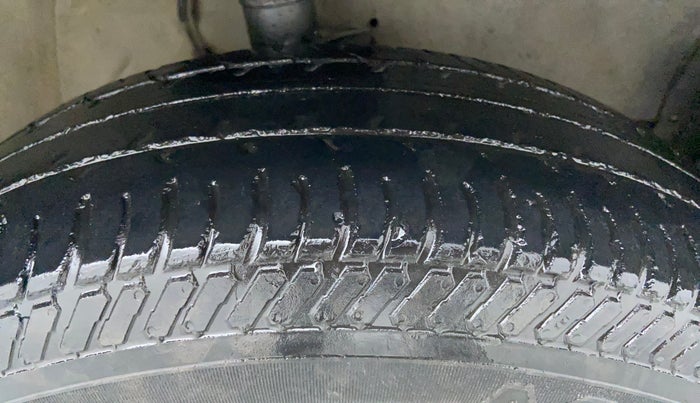 2011 Maruti Ritz LXI, CNG, Manual, 93,419 km, Right Front Tyre Tread