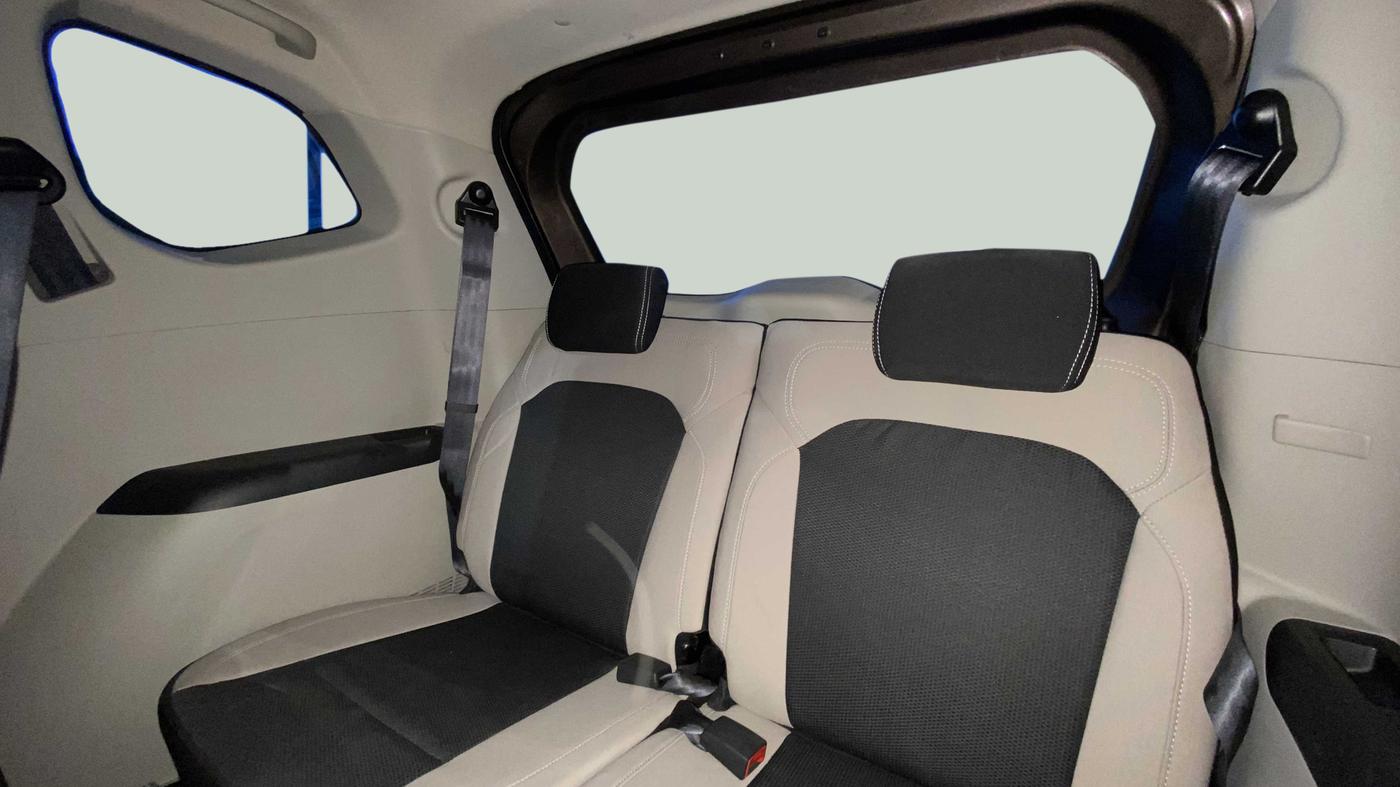 2021 Renault TRIBER 1.0 RXT, Petrol, Manual, 5,887 km, Third Seat Row ( optional )