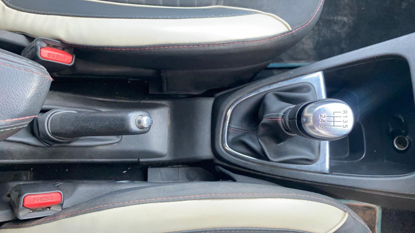 2018 Renault Captur RXT DIESEL DUAL TONE, Diesel, Manual, 1,21,157 km, Gear Lever