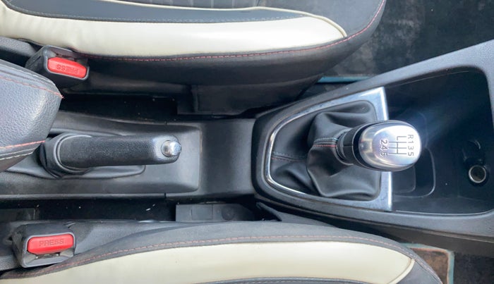 2018 Renault Captur RXT DIESEL DUAL TONE, Diesel, Manual, 1,21,157 km, Gear Lever