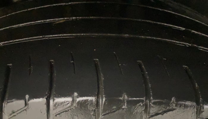 2018 Renault Captur RXT DIESEL DUAL TONE, Diesel, Manual, 1,21,157 km, Right Rear Tyre Tread