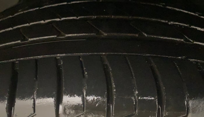 2018 Renault Captur RXT DIESEL DUAL TONE, Diesel, Manual, 1,21,157 km, Left Front Tyre Tread