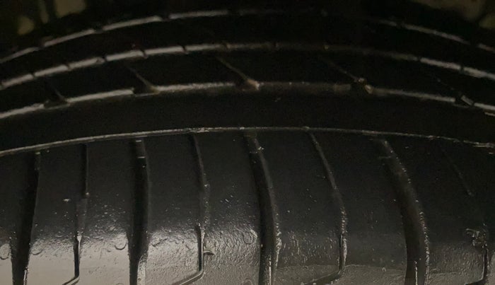 2018 Renault Captur RXT DIESEL DUAL TONE, Diesel, Manual, 1,21,157 km, Right Front Tyre Tread