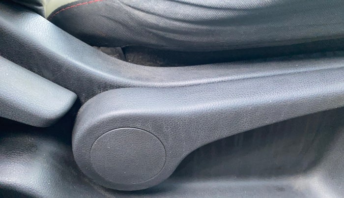 2018 Renault Captur RXT DIESEL DUAL TONE, Diesel, Manual, 1,21,157 km, Driver Side Adjustment Panel