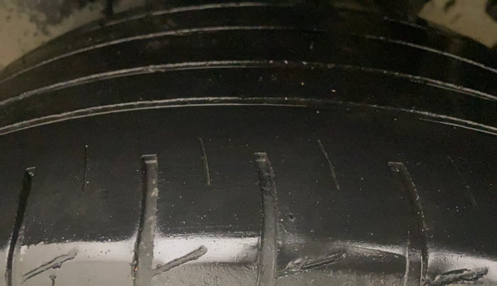 2018 Renault Captur RXT DIESEL DUAL TONE, Diesel, Manual, 1,21,157 km, Left Rear Tyre Tread