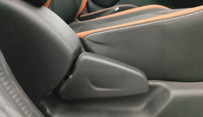 2021 Renault Kwid CLIMBER 1.0 AMT (O), Petrol, Automatic, 28,242 km, Driver Side Adjustment Panel