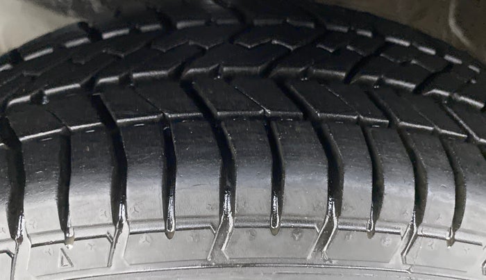 2013 Honda Amaze 1.2 SMT I VTEC, CNG, Manual, 91,509 km, Left Front Tyre Tread