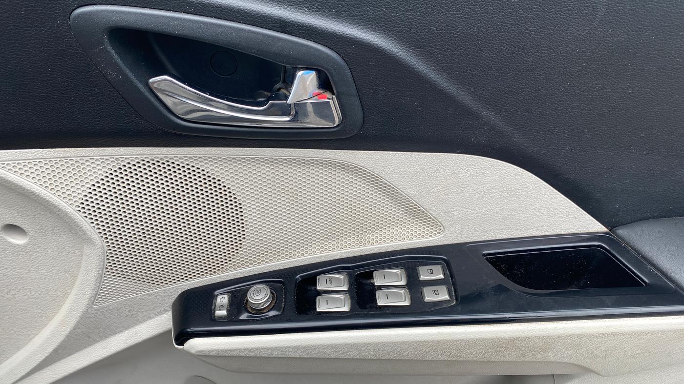 2022 Mahindra XUV300 W8 (O) 1.2 PETROL, Petrol, Manual, 56,741 km, Driver Side Door Panels Control