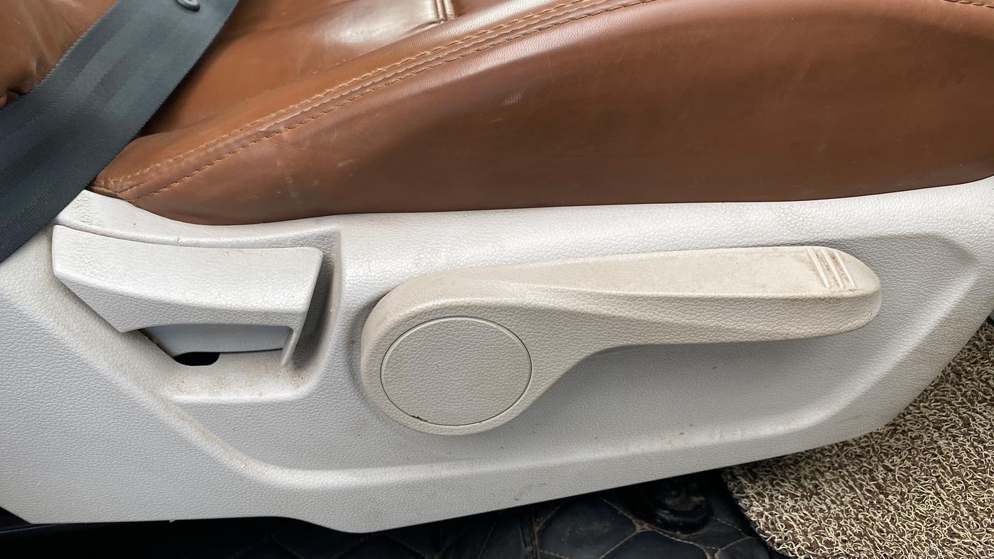 2022 Mahindra XUV300 W8 (O) 1.2 PETROL, Petrol, Manual, 56,741 km, Driver Side Adjustment Panel