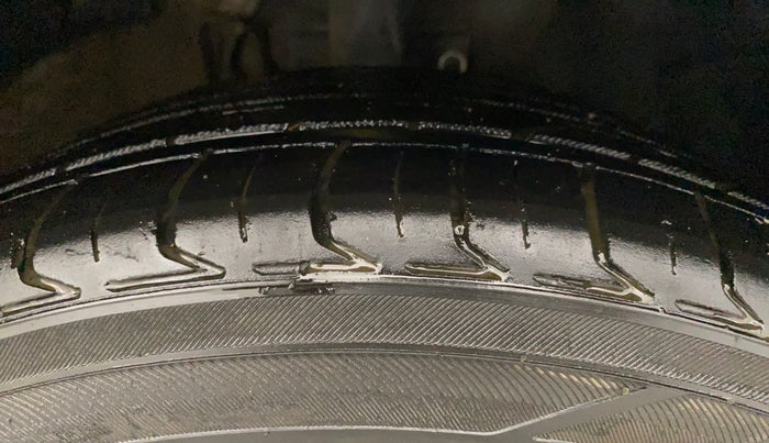 2017 Volkswagen Polo HIGHLINE1.2L, Petrol, Manual, 98,037 km, Right Front Tyre Tread