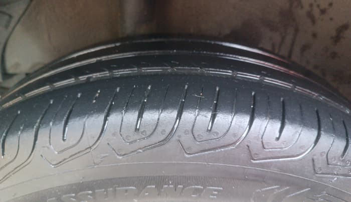 2014 Maruti Ritz VXI, Petrol, Manual, 64,908 km, Right Rear Tyre Tread