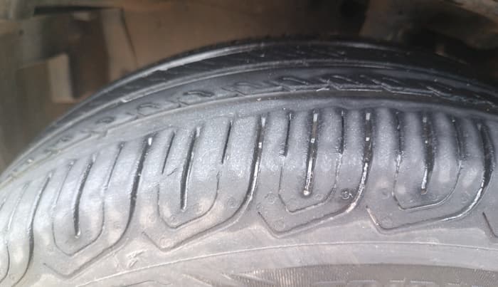 2014 Maruti Ritz VXI, Petrol, Manual, 64,908 km, Left Front Tyre Tread