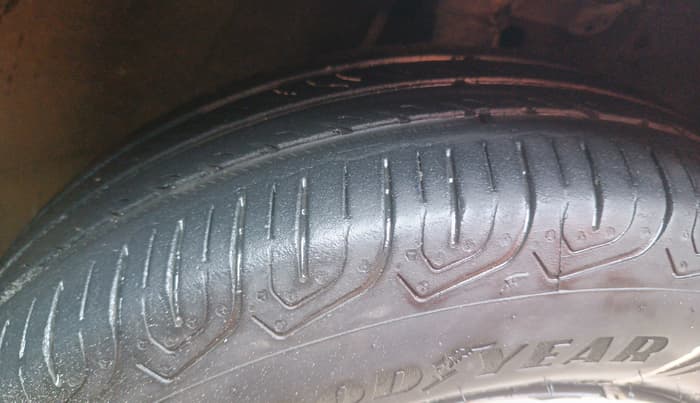 2014 Maruti Ritz VXI, Petrol, Manual, 64,908 km, Right Front Tyre Tread
