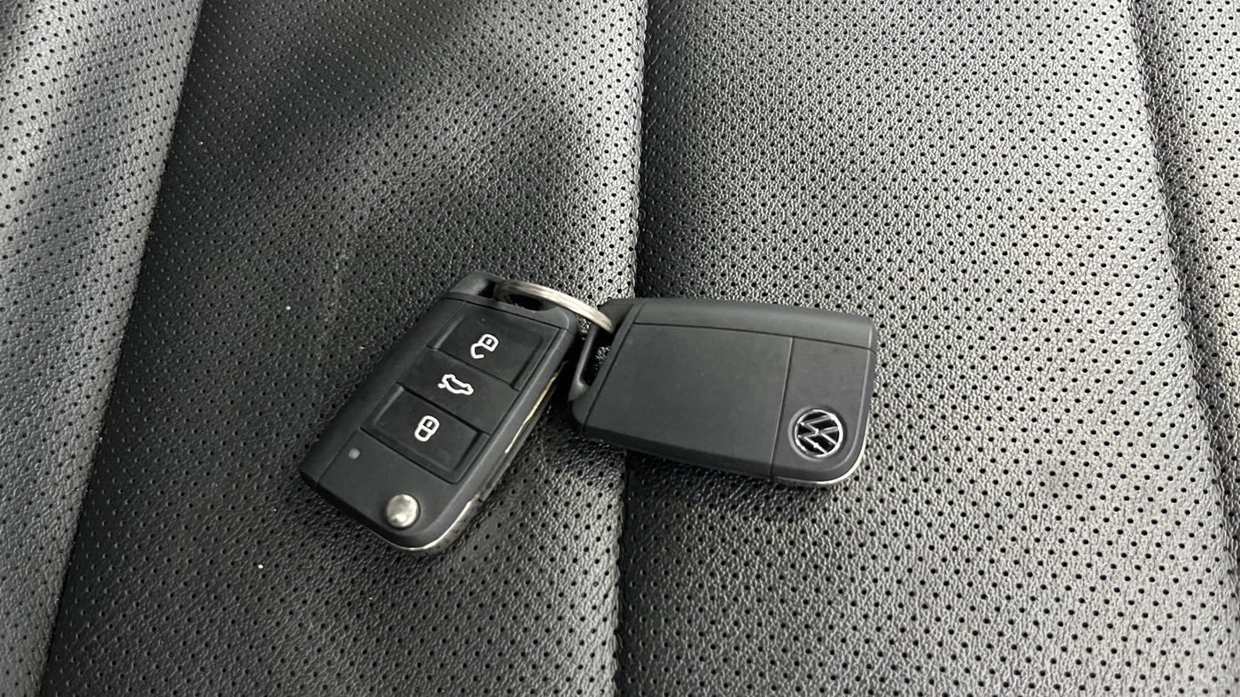 2022 Volkswagen TAIGUN TOPLINE 1.0 TSI AT, Petrol, Automatic, 27,592 km, Key Close Up