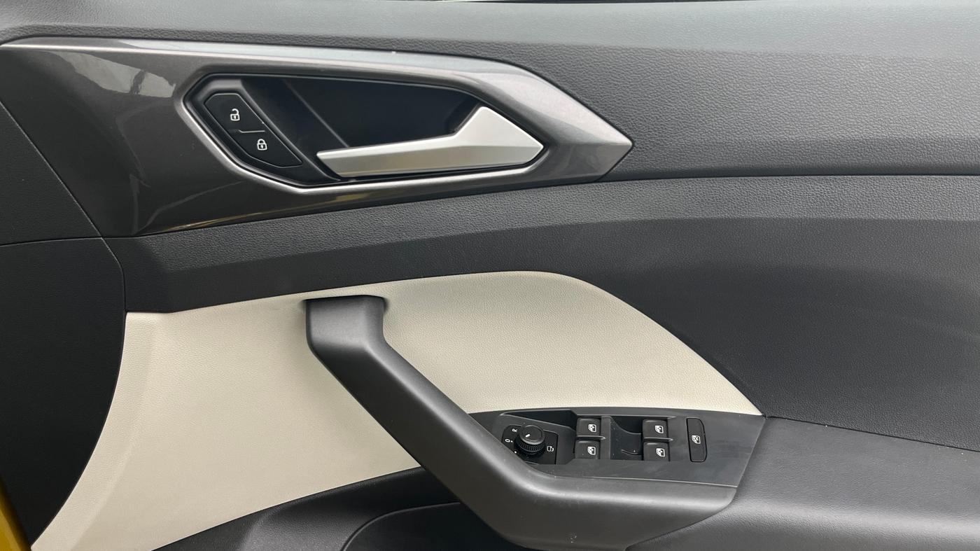 2022 Volkswagen TAIGUN TOPLINE 1.0 TSI AT, Petrol, Automatic, 27,592 km, Driver Side Door Panels Control