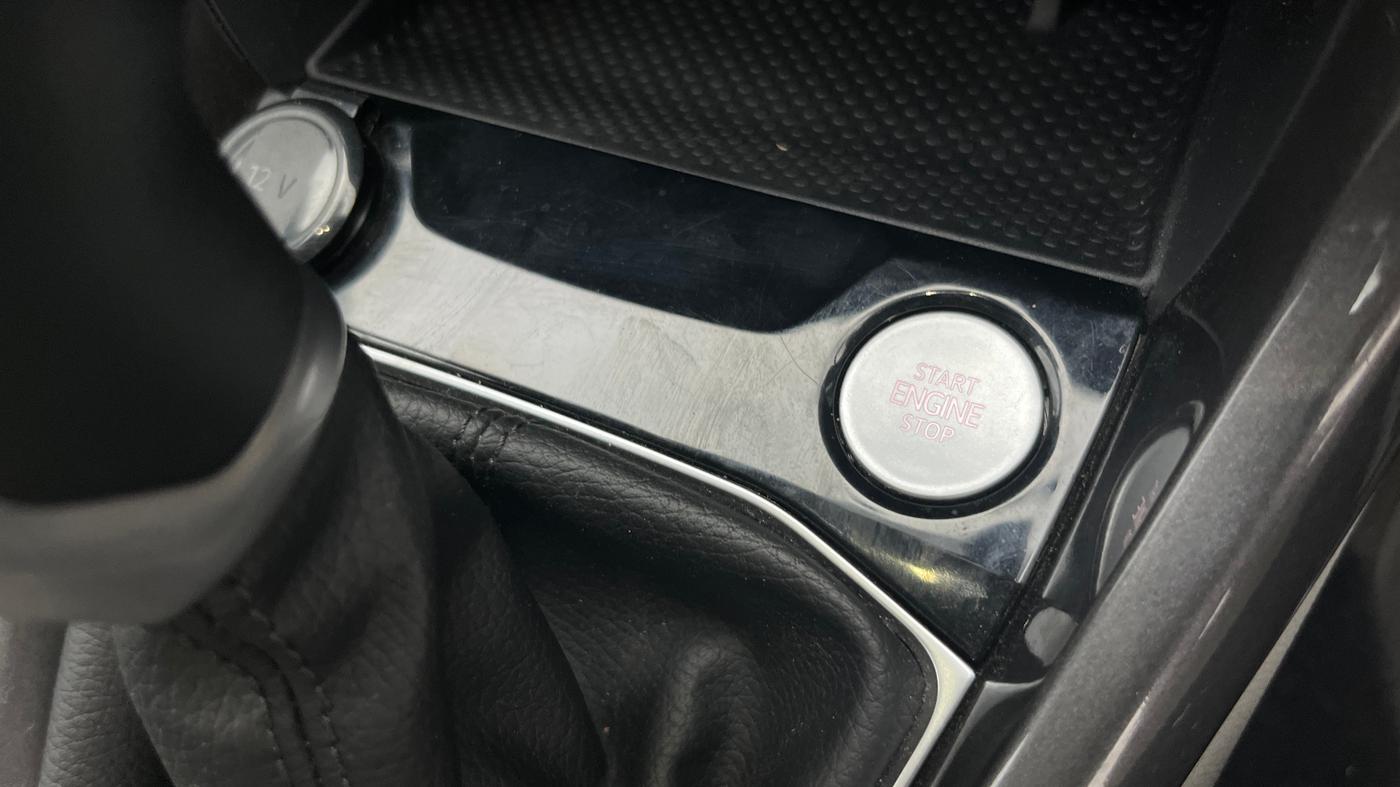 2022 Volkswagen TAIGUN TOPLINE 1.0 TSI AT, Petrol, Automatic, 27,592 km, Keyless Start/ Stop Button
