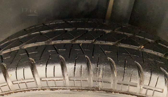 2011 Maruti Swift VXI, Petrol, Manual, 54,923 km, Left Rear Tyre Tread