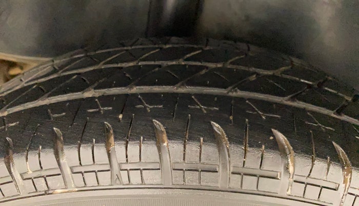 2011 Maruti Swift VXI, Petrol, Manual, 54,923 km, Right Rear Tyre Tread