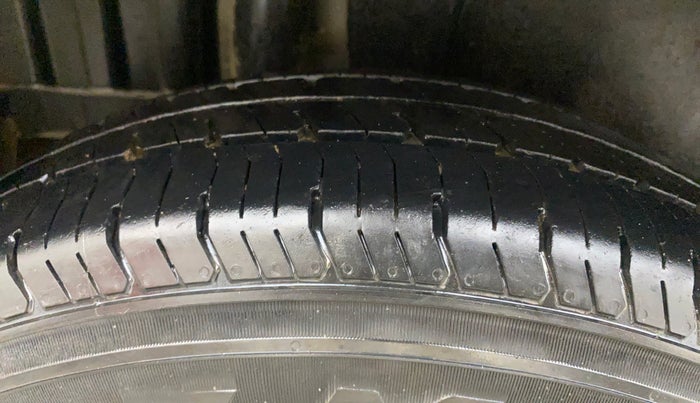 2017 Maruti Swift LXI (O), Petrol, Manual, 95,371 km, Right Rear Tyre Tread