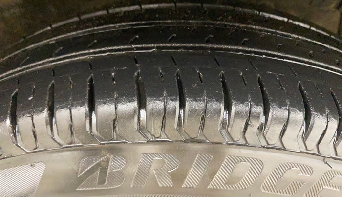 2017 Maruti Swift LXI (O), Petrol, Manual, 95,371 km, Right Front Tyre Tread