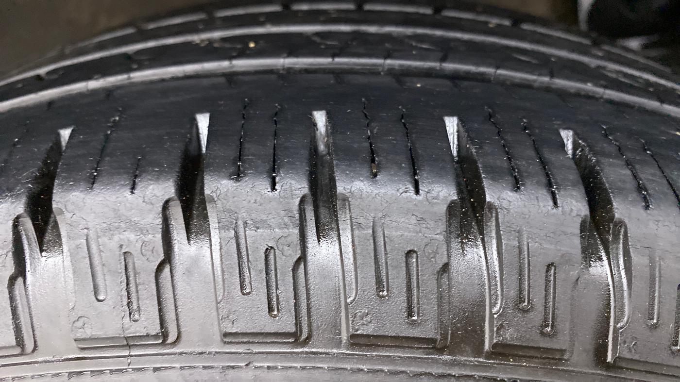 2014 Renault Duster 85 PS RXL, Diesel, Manual, 79,048 km, Left Rear Tyre Tread