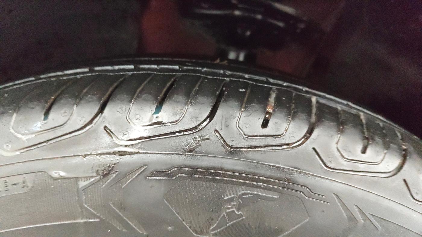 2021 Skoda KUSHAQ STYLE 1.0L TSI AT, Petrol, Automatic, 13,028 km, Left Front Tyre Tread