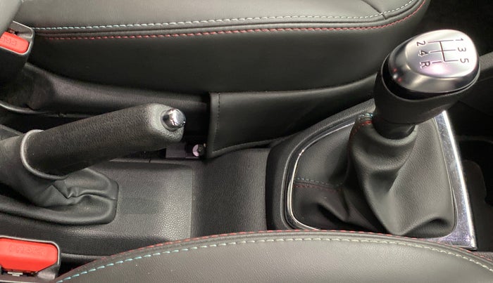 2019 Renault Captur PLATINE PETROL DUAL TONE, Petrol, Manual, 26,583 km, Gear Lever