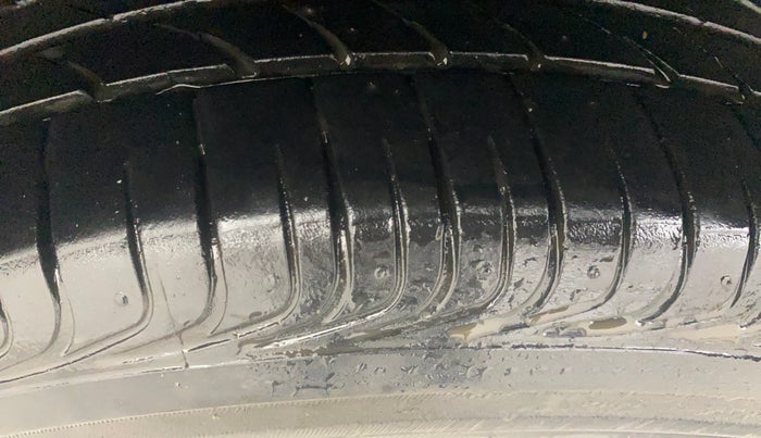 2015 Volkswagen Vento HIGHLINE 1.6 MPI, Petrol, Manual, 86,785 km, Right Rear Tyre Tread