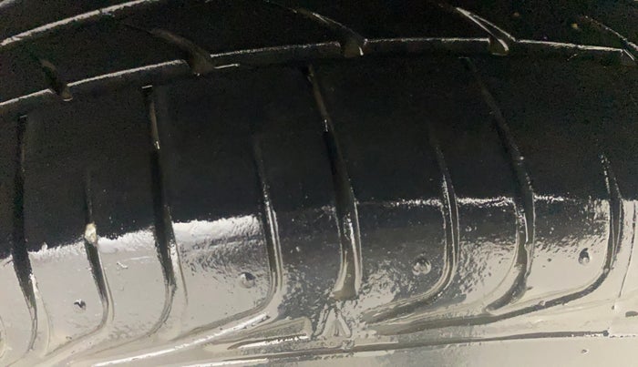 2015 Volkswagen Vento HIGHLINE 1.6 MPI, Petrol, Manual, 86,785 km, Left Rear Tyre Tread