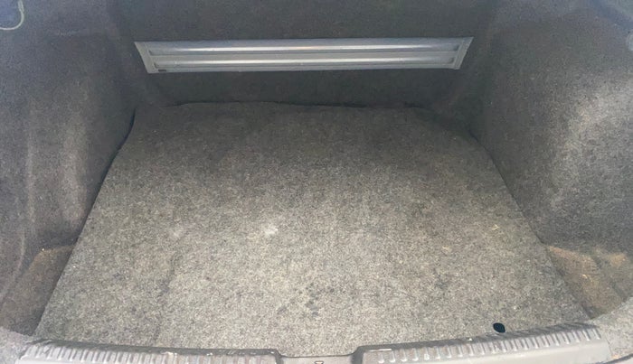 2015 Volkswagen Vento HIGHLINE 1.6 MPI, Petrol, Manual, 86,785 km, Boot Inside