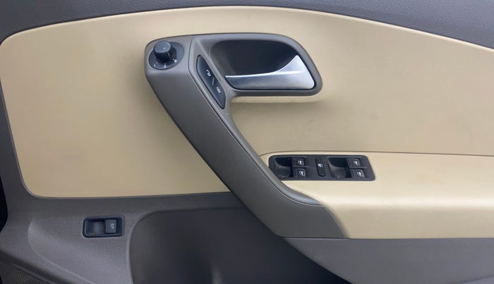 2015 Volkswagen Vento HIGHLINE 1.6 MPI, Petrol, Manual, 86,785 km, Driver Side Door Panels Control