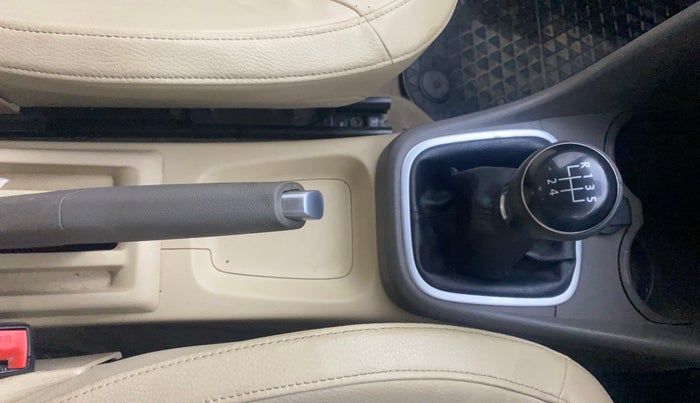 2015 Volkswagen Vento HIGHLINE 1.6 MPI, Petrol, Manual, 86,785 km, Gear Lever