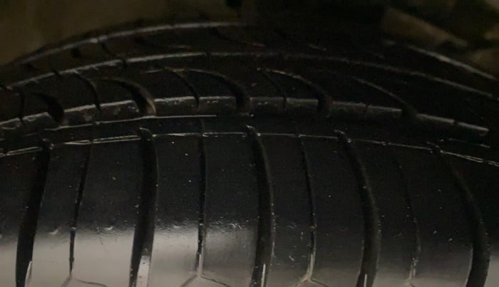 2015 Maruti Ciaz ZXI, Petrol, Manual, 51,463 km, Right Front Tyre Tread
