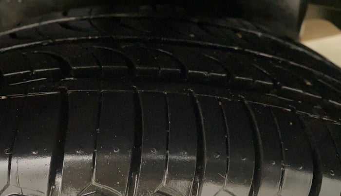 2015 Maruti Ciaz ZXI, Petrol, Manual, 51,463 km, Left Rear Tyre Tread