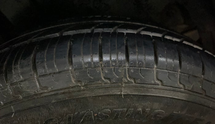 2014 Maruti Swift VXI, Petrol, Manual, 90,243 km, Right Rear Tyre Tread