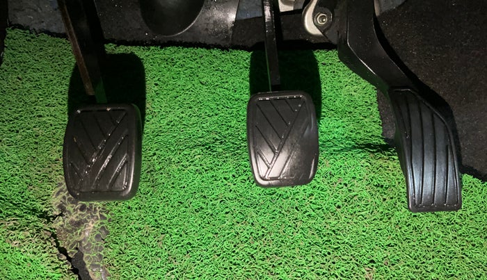 2014 Maruti Swift VXI, Petrol, Manual, 90,243 km, Pedals