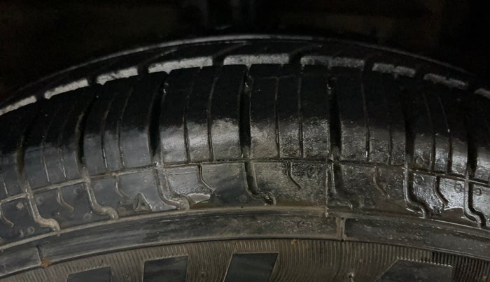 2014 Maruti Swift VXI, Petrol, Manual, 90,243 km, Right Front Tyre Tread