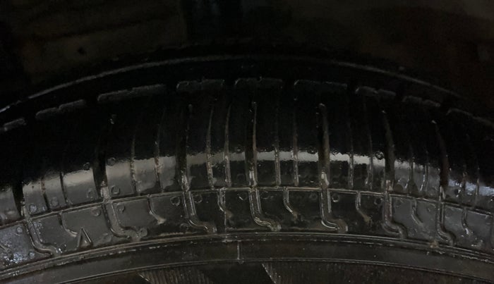 2014 Maruti Swift VXI, Petrol, Manual, 90,243 km, Left Front Tyre Tread