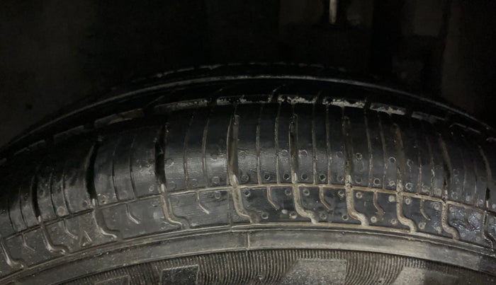 2014 Maruti Swift VXI, Petrol, Manual, 90,243 km, Left Rear Tyre Tread