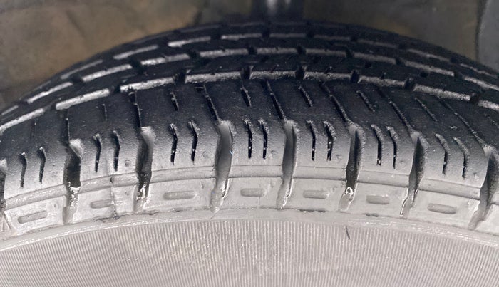 2017 Hyundai Xcent E PLUS, Petrol, Manual, 39,496 km, Right Front Tyre Tread