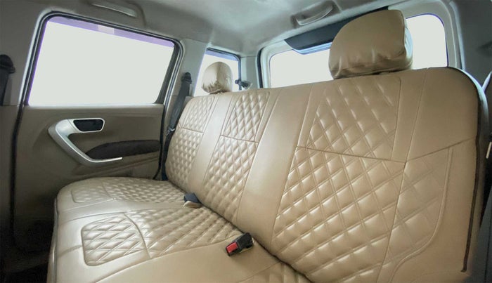 2018 Mahindra TUV300 T8, Diesel, Manual, 39,628 km, Right Side Rear Door Cabin