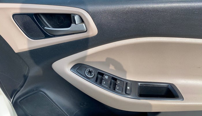 2019 Hyundai Elite i20 MAGNA PLUS 1.2, Petrol, Manual, 19,797 km, Driver Side Door Panels Control