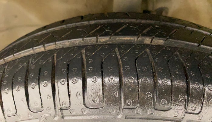 2010 Maruti Wagon R 1.0 LXI, Petrol, Manual, 80,371 km, Left Front Tyre Tread
