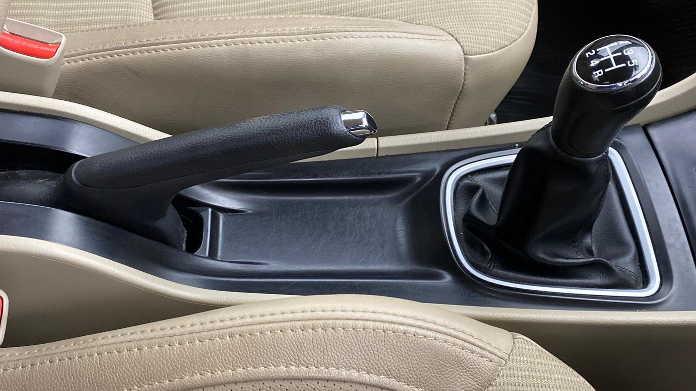 2016 Maruti Ciaz ZXI, Petrol, Manual, 27,972 km, Gear Lever