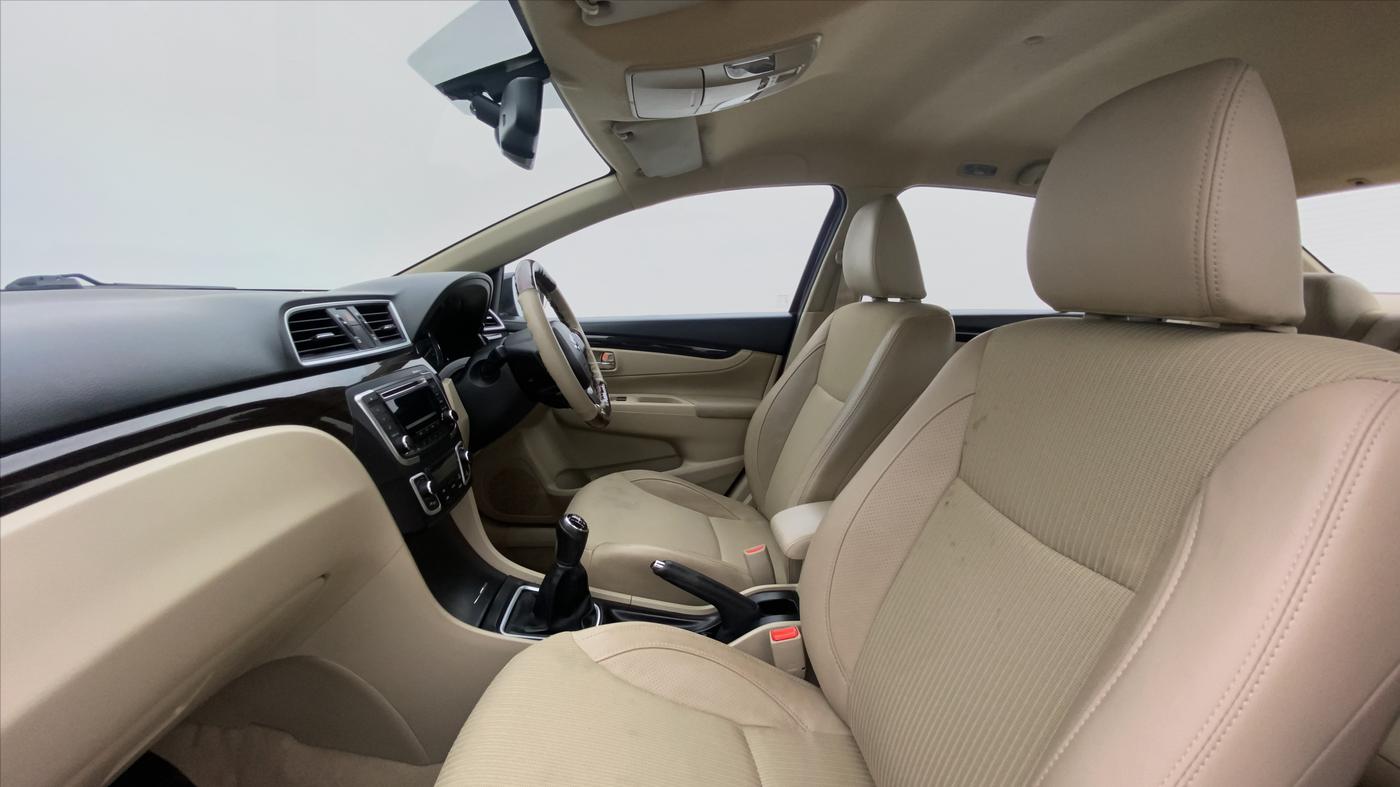 2016 Maruti Ciaz ZXI, Petrol, Manual, 27,972 km, Right Side Front Door Cabin