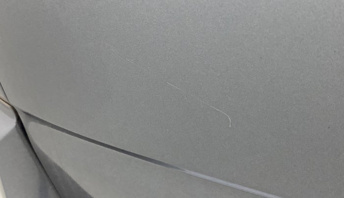 2014 Mahindra Xylo H9 BS IV, Diesel, Manual, 49,682 km, Dicky (Boot door) - Minor scratches