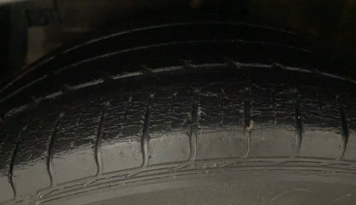 2014 Maruti Ciaz VXI, Petrol, Manual, 39,237 km, Left Front Tyre Tread