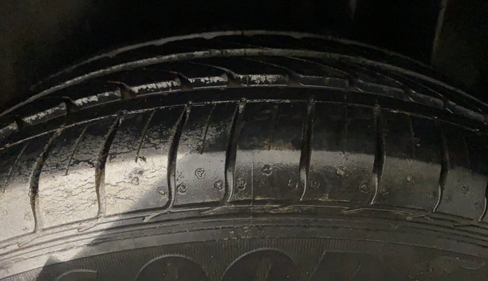 2014 Maruti Ciaz VXI, Petrol, Manual, 39,237 km, Left Rear Tyre Tread