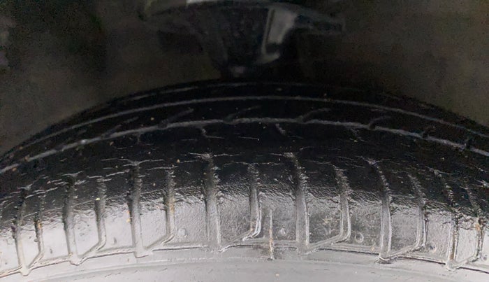 2013 Hyundai i10 MAGNA 1.1, Petrol, Manual, 46,910 km, Right Front Tyre Tread