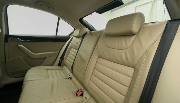2014 Skoda Octavia ELEGANCE 1.8 TSI AT, Petrol, Automatic, 55,619 km, Right Side Rear Door Cabin